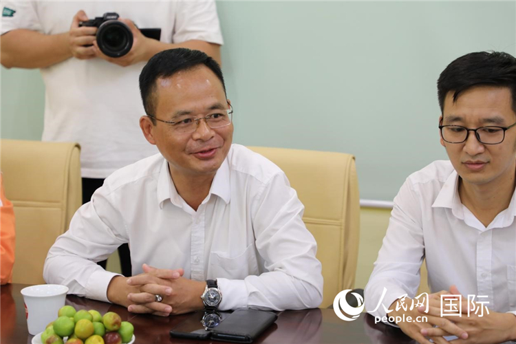 小中河电厂厂长阮红光(左一)人民网记者 简承渊摄