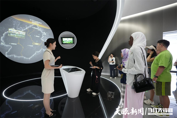 1725067512764374.png 国际青年听讲解员讲述华为云落地贵州的故事.png