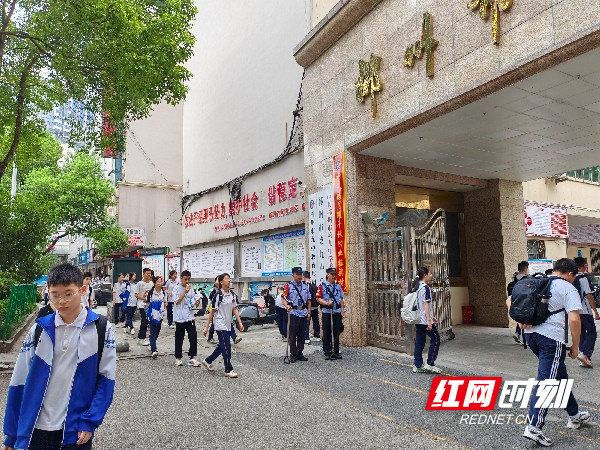 图四燕泉治安巡逻大队在辖区中小学校园门口设立执勤护学岗，维护校园周边道路交通秩序。（李锦艳 摄）_副本.jpg