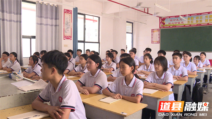 道县：组织全县中小学师生集中收看《开学第一课》2_副本.jpg