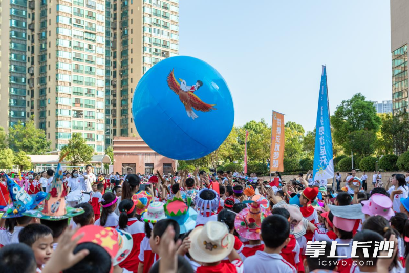 戴上“夢(mèng)想帽”，整個(gè)學(xué)校成了歡樂(lè)的海洋。均為長(zhǎng)沙晚報(bào)通訊員 伍思斯 攝