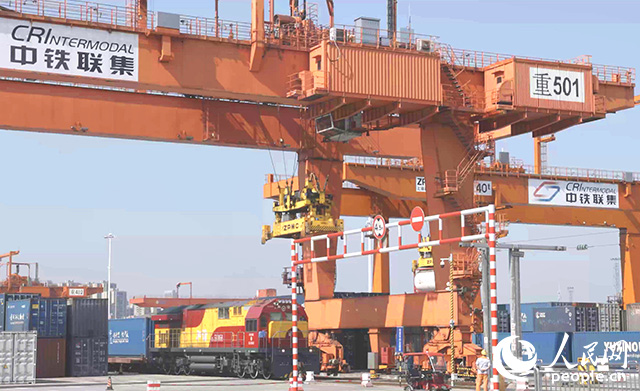 位于重庆国际物流枢纽园区的重庆铁路集装箱中心站。 人民网记者 刘�t摄