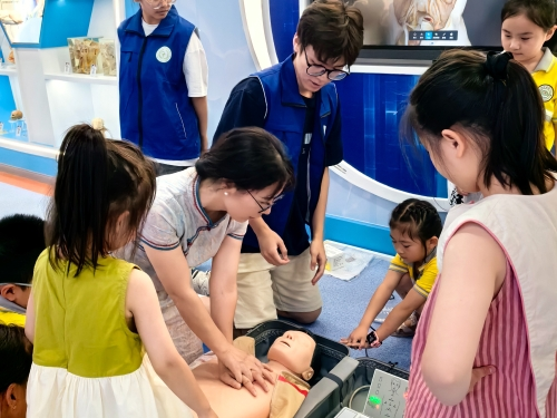 学生和家长学习急救技术。