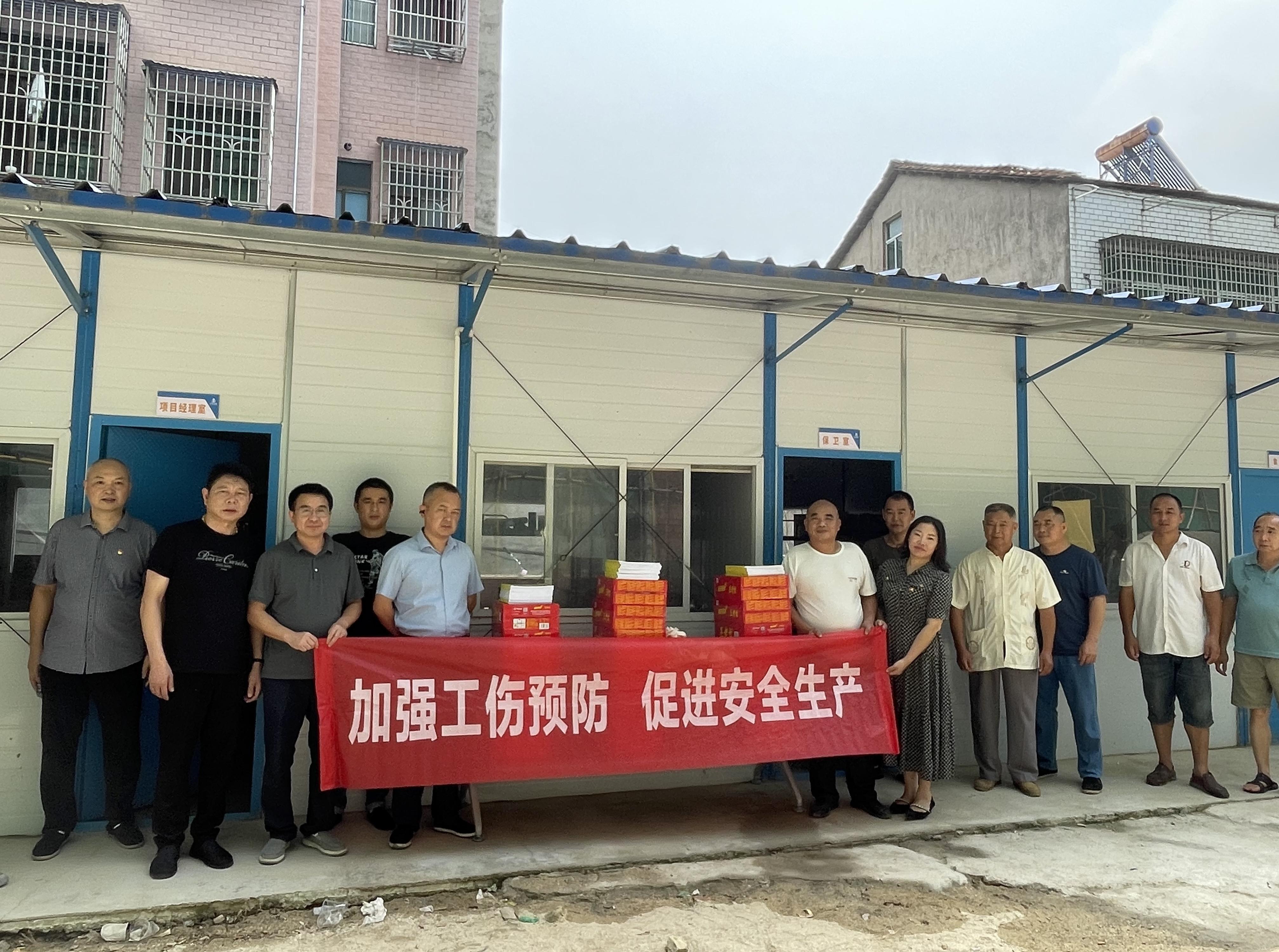 工伤保险进工地送清凉3(1).jpeg 工伤保险进工地送清凉3(1).jpeg