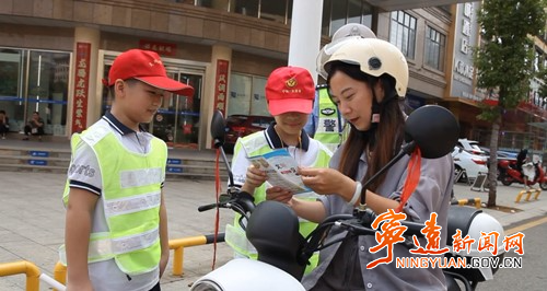 宁远：小小劝导员 “路上”学交规_副本500.jpg
