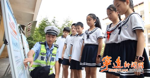 宁远：小小劝导员 “路上”学交规2_副本500.jpg