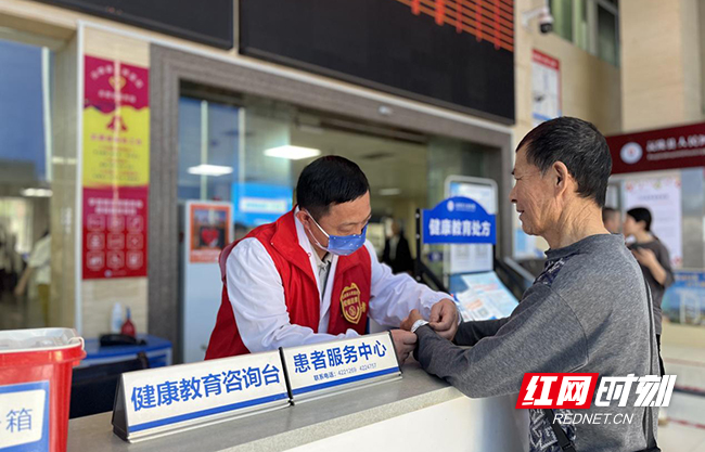 沅陵县人民医院党员志愿者在分诊台提供导诊服务。单位供图.jpg