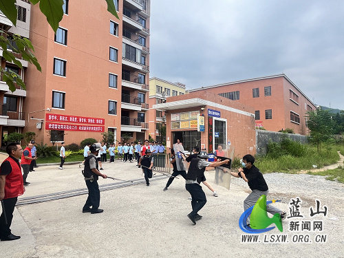 蓝山县辅仁实验学校联合县城北派出所举办反恐防暴演练活动.jpg
