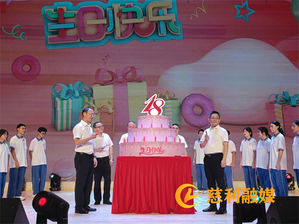 点燃18岁生日蛋糕、送上祝福.jpg