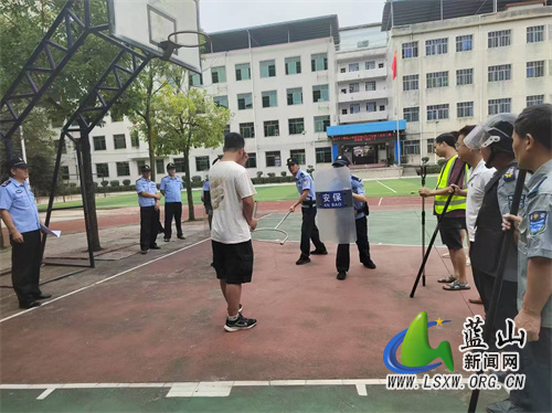蓝山：警校联动 开展反恐防暴安全演练.jpg