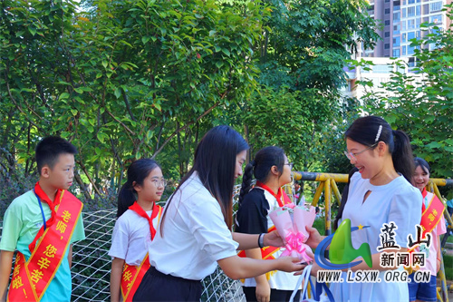 赤蓝桥小学：鲜花表敬意 感恩教师节2.jpg