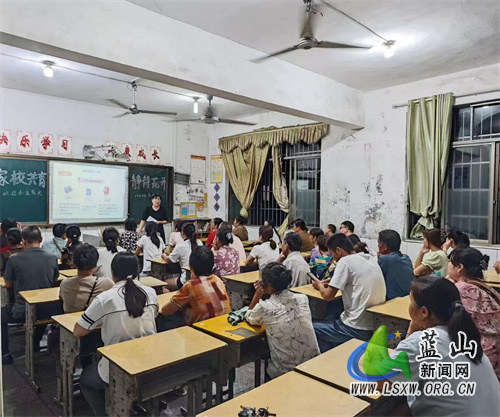 明德实验小学召开一年级新生家长会.jpg