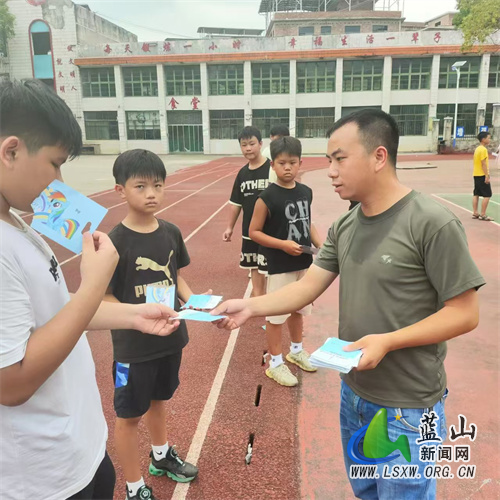 毛俊镇：开学季进校园开展“利剑护蕾”宣传.jpg