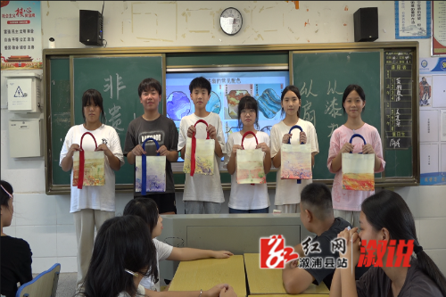 合影2.png