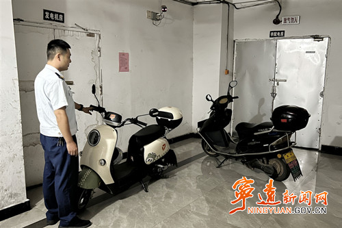 宁远：电动车违停在公共门厅 2人被警告处罚_副本500.jpg