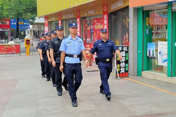 巡特警在校園周邊巡邏,。_副本.jpg