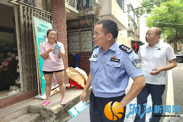 户籍民警和社区工作人员对居民开展反诈宣传_副本.png 户籍民警和社区工作人员对居民开展反诈宣传_副本.png