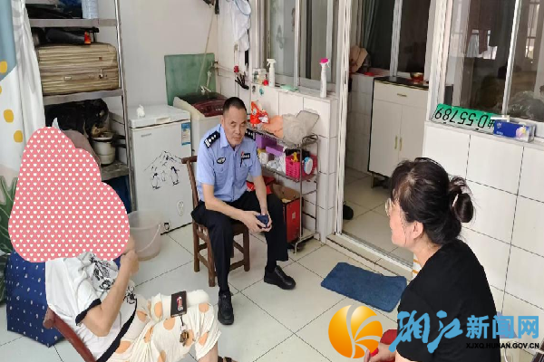 社区工作人员与户籍民警走访信访对象_副本.png