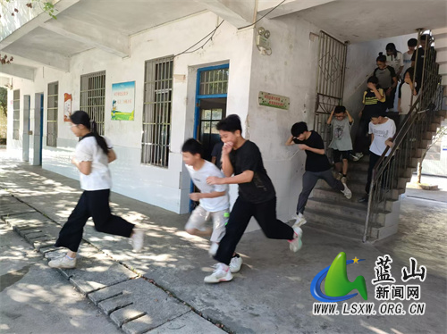 竹市学校举行紧急疏散演练.jpg
