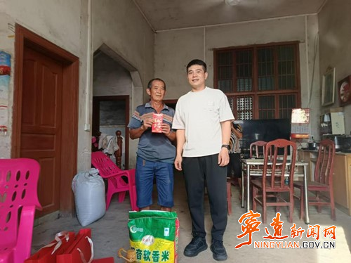 宁远：中秋慰问送关怀 情暖烈士父母_副本500.jpg