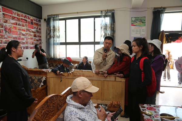 图为采访桑日沃卡温泉巾帼藏餐馆.jpg