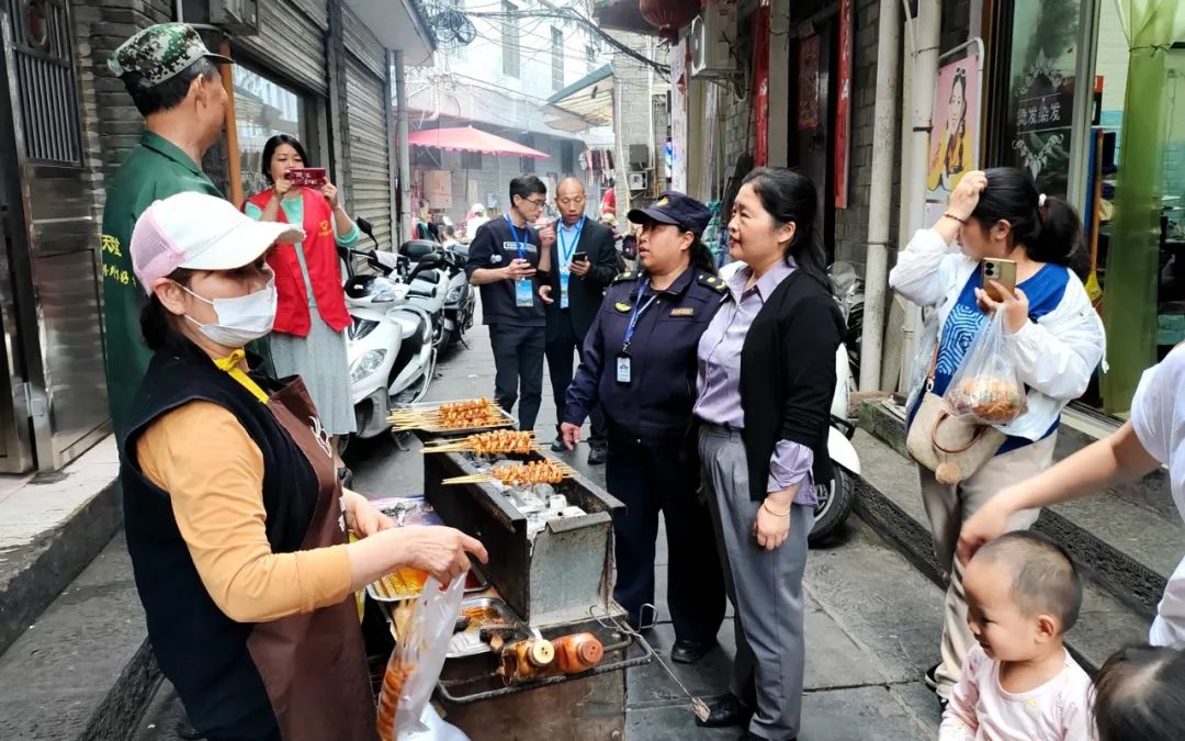 凤凰县人大常委会组织人大代表对游客聚集区露天“野烧烤”油烟处置情况进行调研。.jpg