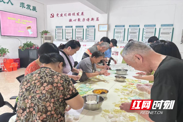 芙蓉区火星街道曾家坪社区新时代文明实践站开展了“清风明月 “廉”心月饼过中秋”手工月饼DIY活动。