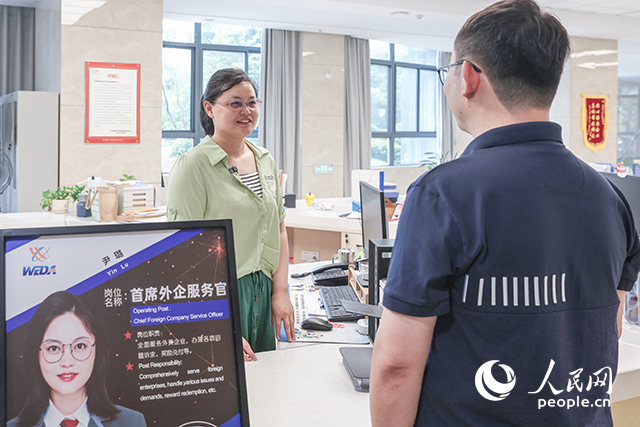 芜湖经开区首席外企服务官尹璐(左)。人民网记者 张俊摄