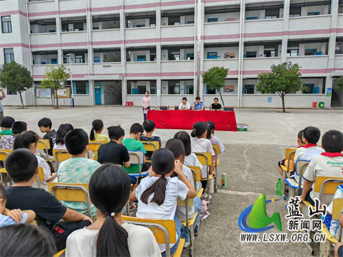 总市学校举行法治安全讲座.jpg