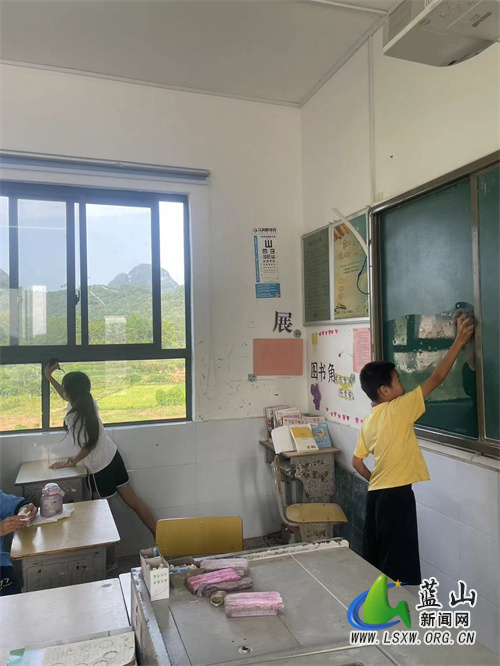 蓝屏学校开展校园卫生大扫除劳动实践活动.jpg
