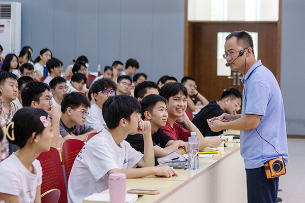 谭艳祥在上高数课.jpg