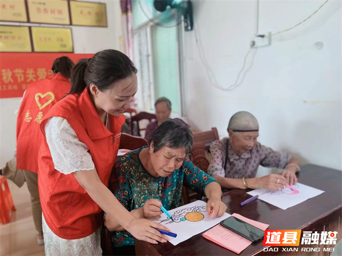 在道县富塘街道塘背村，志愿者指导老人们学习简单的彩笔绘画等活动。_副本.png