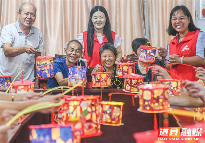 在道县西洲街道大坪子社区，志愿者和老人一起制作花灯。（蒋克青 张春花摄影）3_副本.png