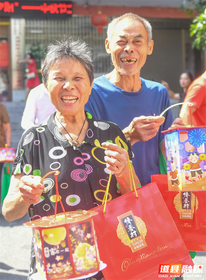 在道县西洲街道大坪子社区，志愿者和老人一起制作花灯。（蒋克青 张春花摄影）_副本.png