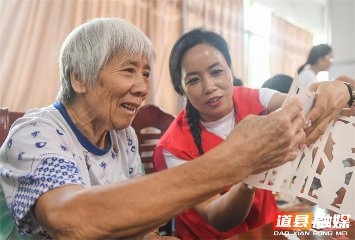 在道县西洲街道大坪子社区，志愿者和老人一起制作花灯。（蒋克青 张春花摄影）2_副本.png