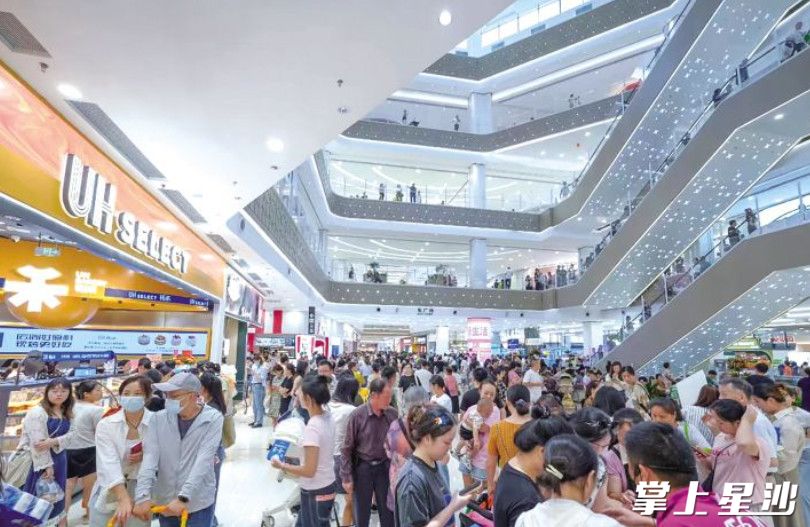 中秋小长假期间，永旺梦乐城游人如织。陈飞 摄
