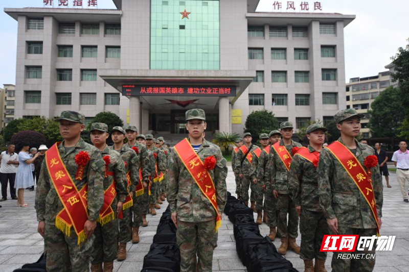 新兵光荣启程奔赴军营（序号1）.JPG