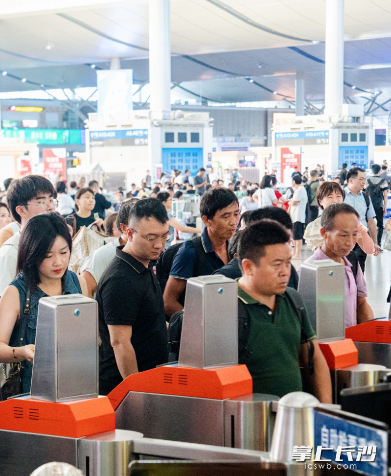 在长沙火车南站，诸多旅客正在检票，准备乘车。 长沙晚报通讯员 盛天昱 供图