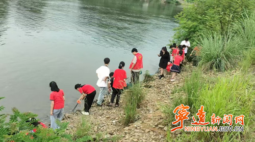 宁远：委员携手“志愿红” 共同守护“河水清”_副本500.jpg