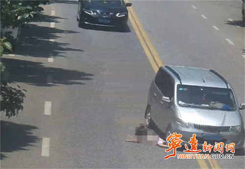宁远：女童“飞奔式”过马路被撞伤 安全不容侥幸！_副本500.jpg