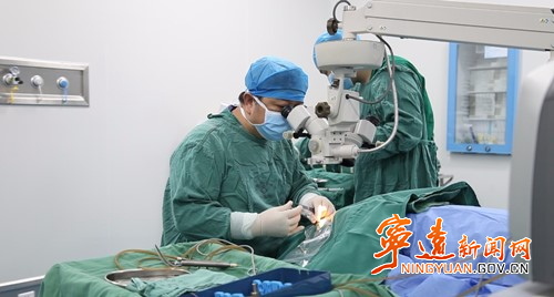 “复明10号”眼科手术车来到宁远  助白内障患者重见光明2_副本500.jpg