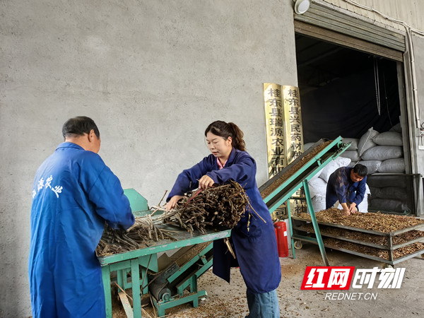 李永凤（中）和工人们在流水线上_副本.jpg