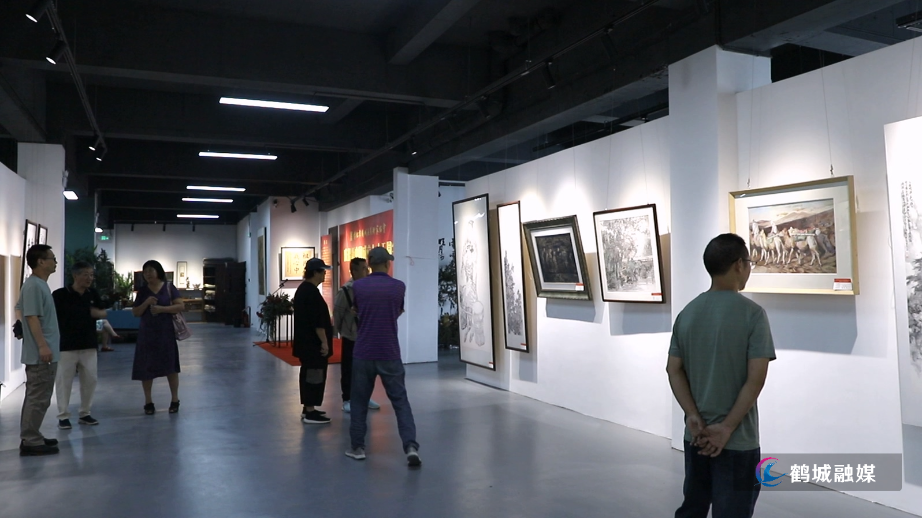 庆祝新中国成立 75 周年“祖国在我心中”优秀美术作品展开幕.mp4_20240926_165858.174.jpg