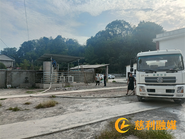 给杨柳铺乡中心完小送水_副本.jpg