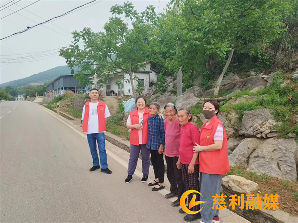 入户向老人宣传医保政策_副本.jpg