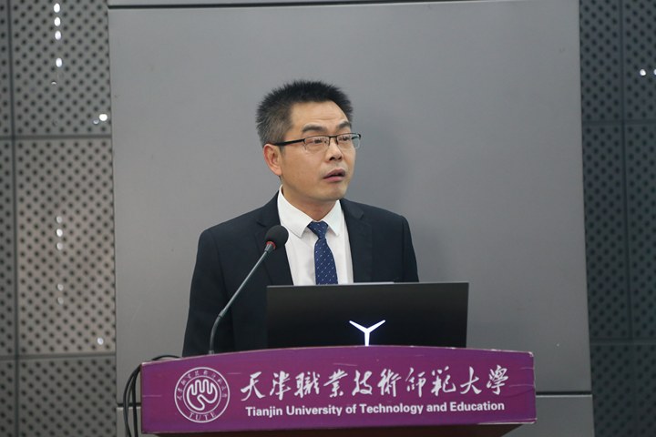 2.湖南汽车工程职业大学副校长欧阳波仪作分论坛主题报告.jpg