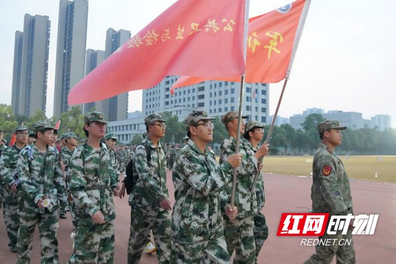 硬核军训！益阳医专800余名新生徒步13公里打卡“山乡巨变第一村”