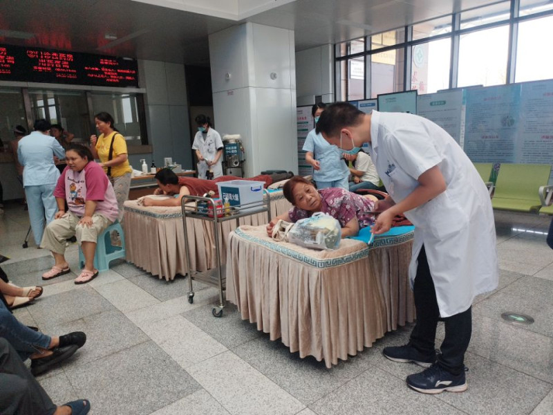 义诊现场还设置了中医特色诊疗体验区，大家纷纷体验火龙罐、穴位敷贴、平衡罐、耳穴压豆、铜砭刮痧、艾灸等中医特色诊疗服务。