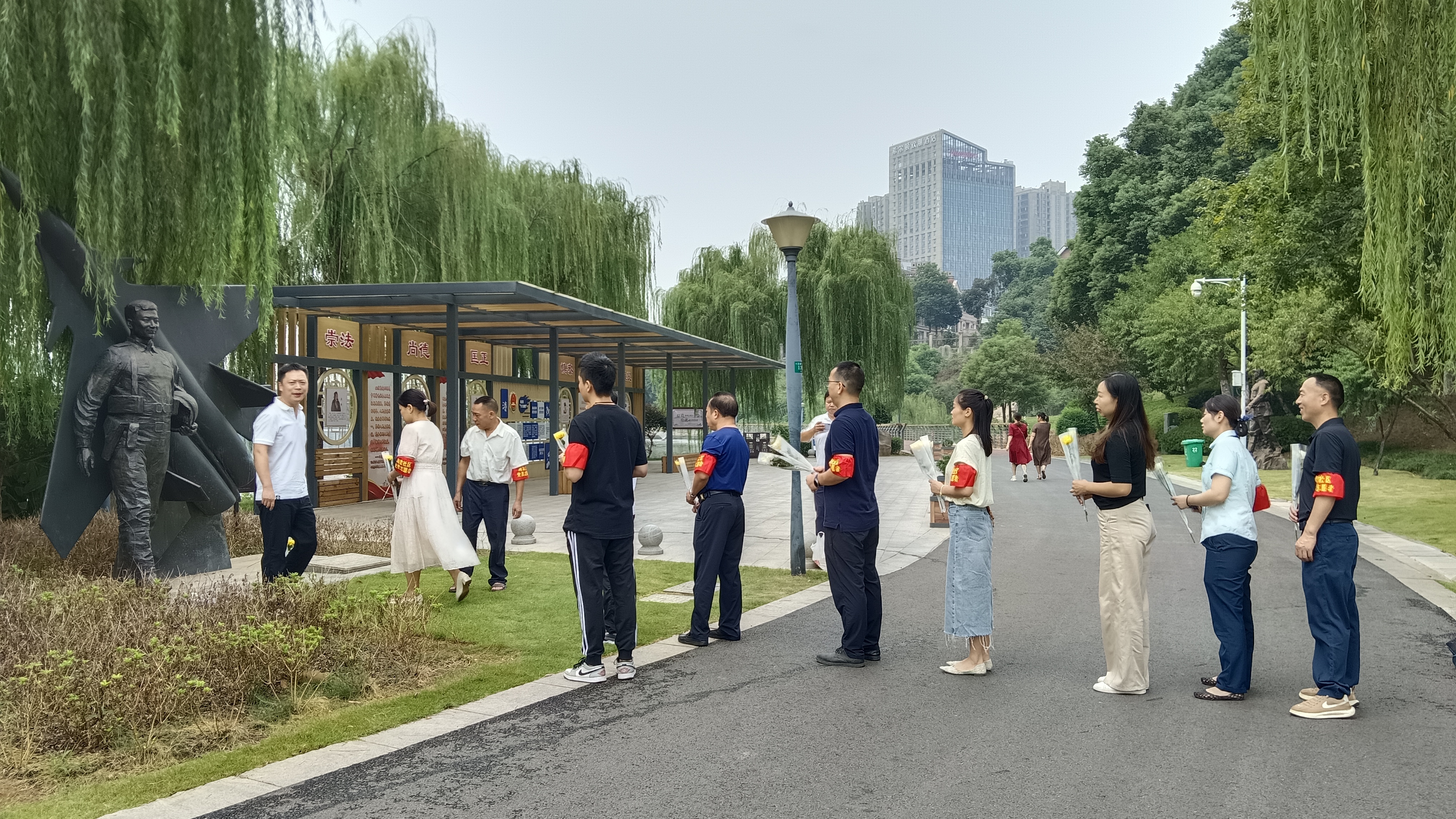 2024 年 9 月 26 日,海棠社区新时代文明实践站在王家河公园开展“9·30烈士纪念日--移风易俗树新风,缅怀烈士谱新章”活动 (7).jpg 2024 年 9 月 26 日,海棠社区新时代文明实践站在王家河公园开展“9·30烈士纪念日--移风易俗树新风,缅怀烈士谱新章”活动 (7).jpg