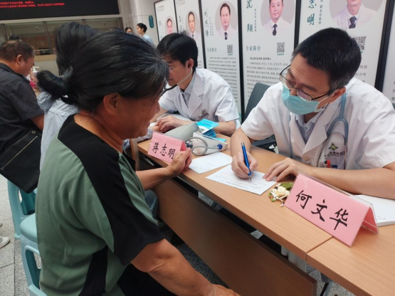 义诊专家详细询问病史、仔细查看病历、认真查体，对群众病情“精准把脉”，根据每个人的检查结果及疾病相关问题给予诊疗建议。